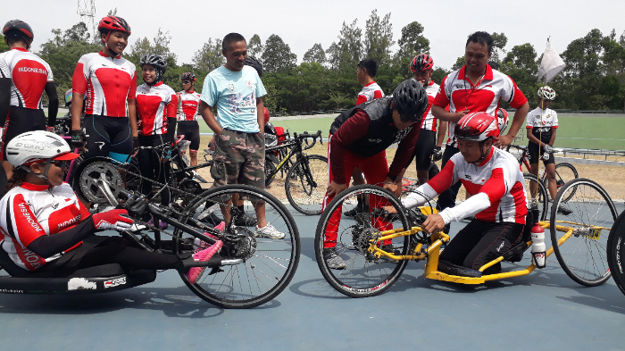 imam-nahrawi-mengunjungi-atlet-balap-sepeda-asian-para-games-2018-di-velodrome-manahan_20180914_163426.jpg