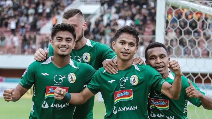 irkham-mila-dua-dari-kanan-beserta-rekan-rekannya-di-pss-sleman.jpg