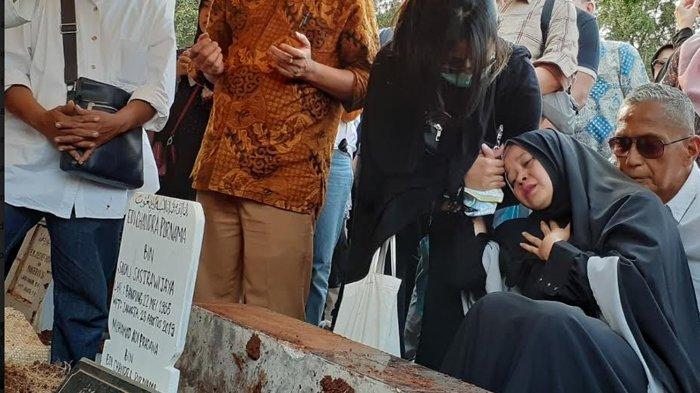 Buah Hatinya Dibunuh dan Jasadnya Dibakar Aulia Kesuma, Heni Bisikkan Kalimat Ini di Makam Dana