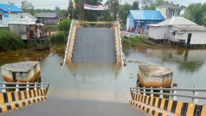 jembatan-tanipah-ambruk_20170818_195545.jpg