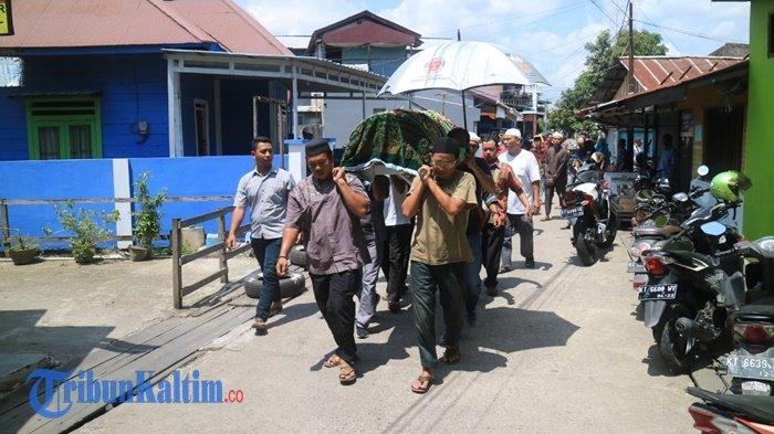jenazah-dany-faturrahman-41-diangkat-warga-sekitar-guna-dishalatkan.jpg