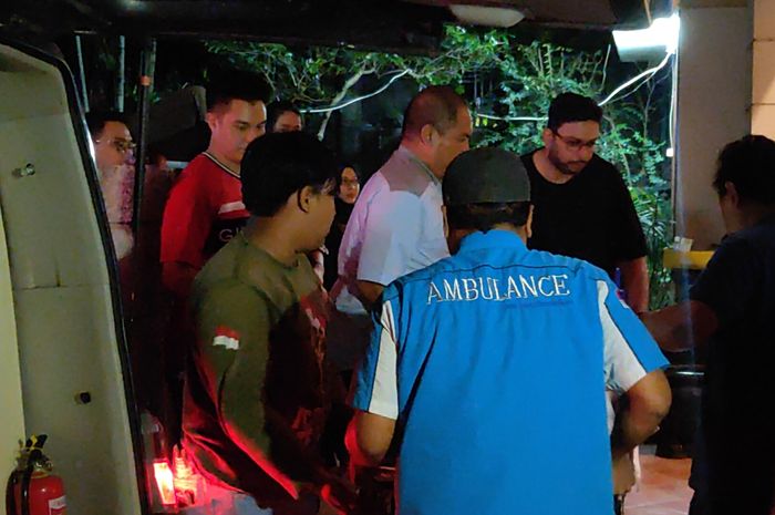 Potret Tegar Baim Wong saat Jenazah Ibunda Tiba di Rumah Duka, Pandangannya Tak Lepas dari sang Ibu