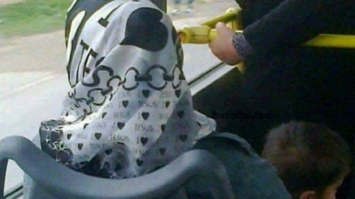 Cobalah Zoom Gambar! dan Temukan Tulisan Apa yang Ada dalam Jilbab yang Dikenakan Wanita Ini