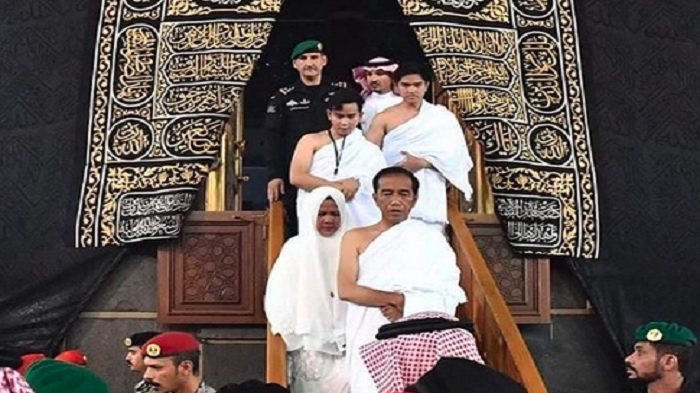jokowi-keluar-dari-kakbah-bersama-keluarganya.jpg