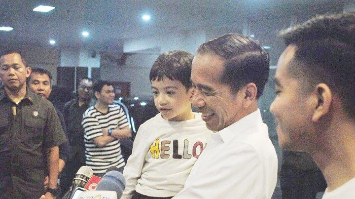 jokowi-menggendong-jan-ethes-ada-gibran.jpg