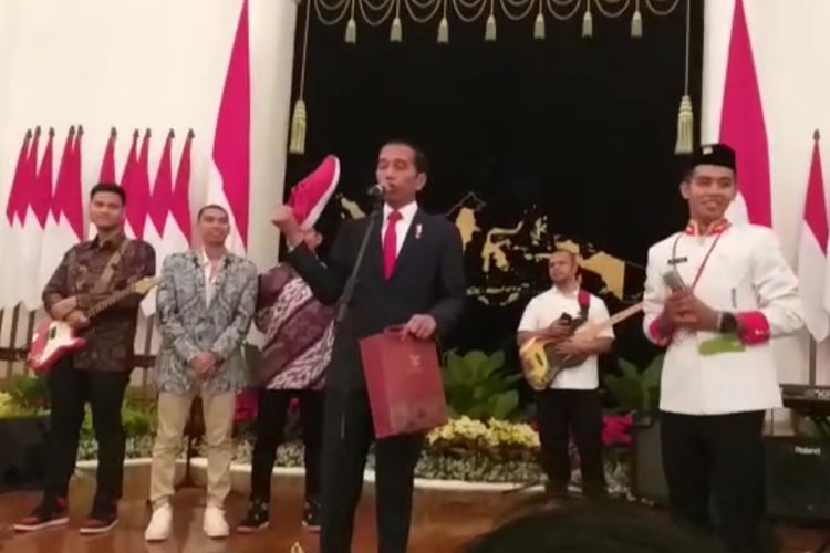 jokowi-ngasih-sepatu.jpg