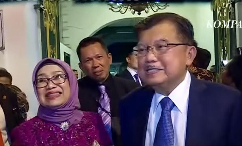 jusuf-kalla-bersama-istri-mufidah-di-pernikahan-kaesang-dan-erina.jpg