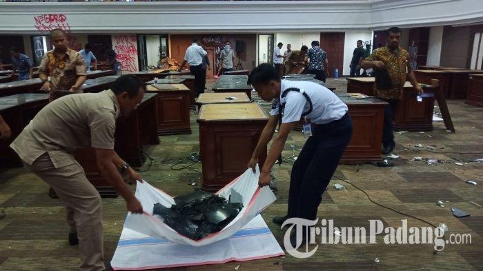 kantor-dprd-sumbar-mengalami-kerusakan-akibat-aksi-demo-yang-berujung-ricuh.jpg