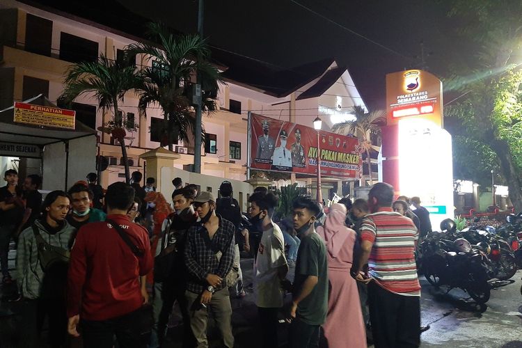 Para Orangtua Demonstran UU Cipta Kerja di Semarang Harap-harap Cemas Menunggu Anaknya Dibebaskan