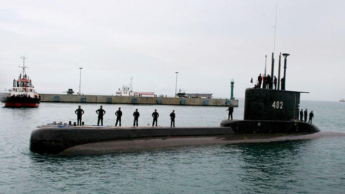 kapal-selam-kri-nanggala-402-saat-berlayar-mendekati-dermaga.jpg