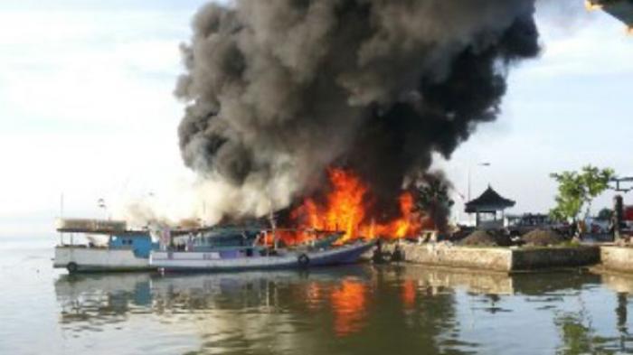 kapal-terbakar_20180810_105111.jpg