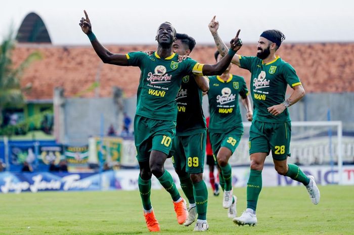 kapten-persebaya-surabaya-makan-konate-selebrasi-setelah-mencetak-gol-ke-madura-united.jpg