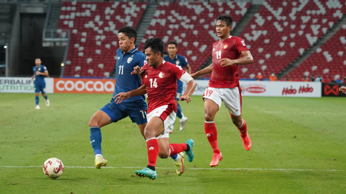 kapten-timnas-indonesia-asnawi-mangkualam-saat-berebut-bola.jpg
