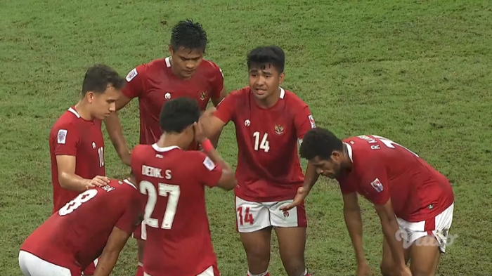 kapten-timnas-indonesia-asnawi-memberi-arahan-kepada-rekan-rekannya.jpg