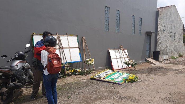 Keluarga Kapten Didik Matikan TV dan Singkirkan Karangan Bunga: Kami Berharap Masih Ada Keajaiban