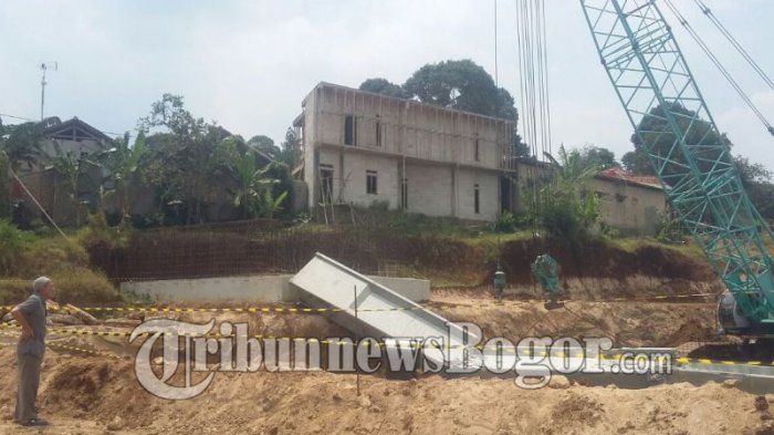 kegiatan-proyek-di-tol-bocimi-pasca-jembatan-ambruk-yang-menewaskan-seorang-pekerja-terhenti_20170923_175952.jpg