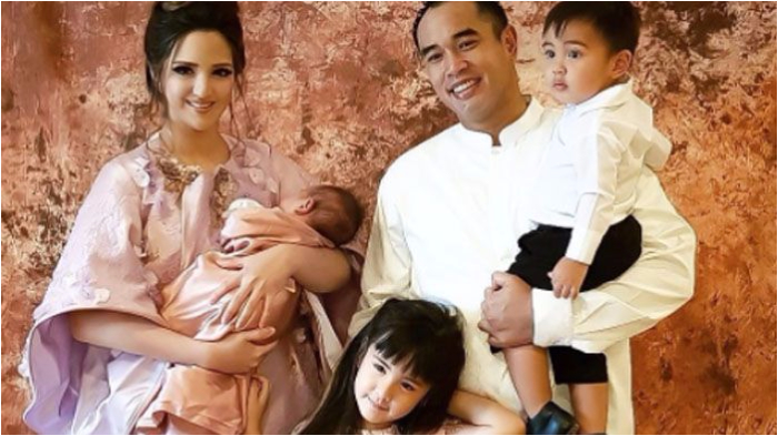 Astaga, Nia Ramadhani Berbuat Ini di Pinggir Kolam Renang dengan Suaminya hingga Seperti Ini!