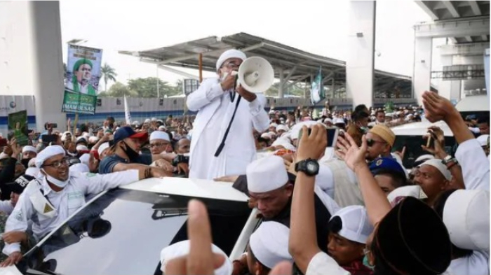kepulangan-imam-besar-fpi-habib-rizieq-disambut-meriah-para-pendukungnya.jpg