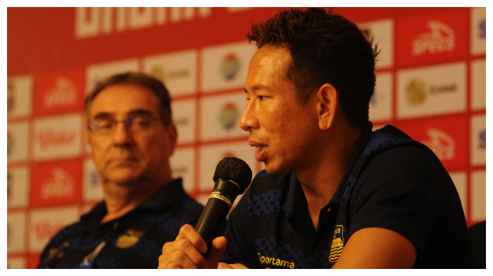 kiper-persib-bandung-i-made-wirawan-bersama-pelatih-robert-alberts.jpg