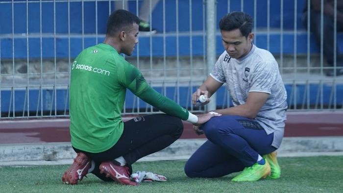 kiper-persib-bandung-teja-paku-alam-mengalami-cedera-dislokasi-pada-jari-tangan.jpg