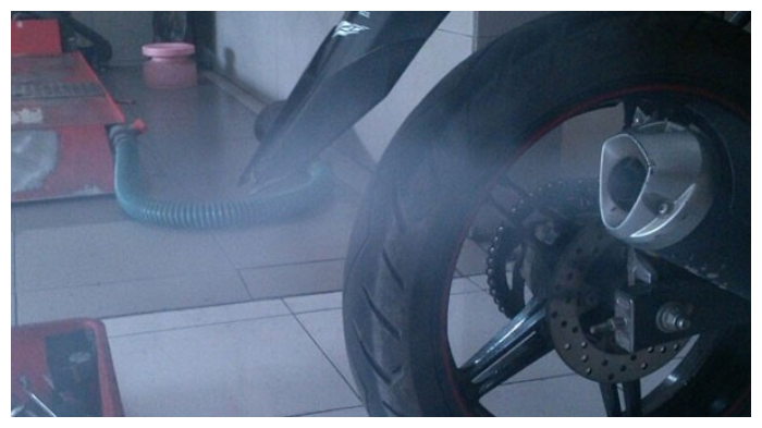 Penyebab Knalpot Motor Keluar Asap Putih dengan Jumlah Banyak dan Terus Menerus, Segera Ditangani