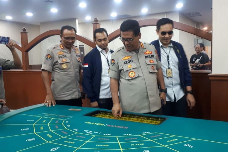 konferensi-pers-pengungkapan-kasus-perjudian-yang-berlokasi-di-lantai-29-apartemen-robinson.jpg