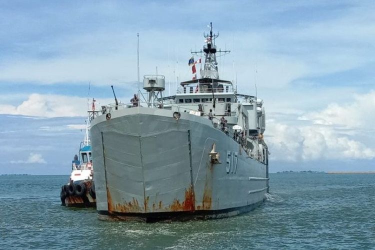 kri-teluk-ende-dikerahkan-mengangkut-bantuan-dan-relawan-di-lokasi-gempa-bumi-di-sulbar.jpg
