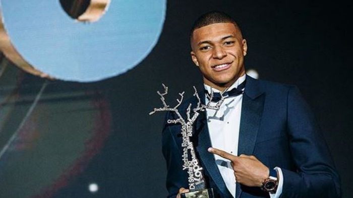 kylian-mbappe-saat-membawa-kopa-trofi.jpg