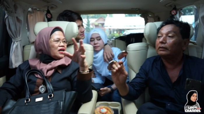 Tak Sadar Ditarik sampai Hampir Bersandar ke Dada Rizky Billar, Lesti Kejora Langsung Pukul Pahanya