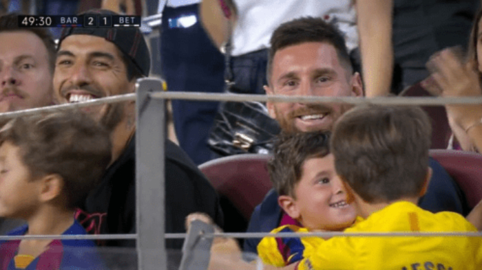 lionel-messi-dan-luis-suarez-terpukau-dengan-gol-antoine-griezmann-saat-barcelona.jpg