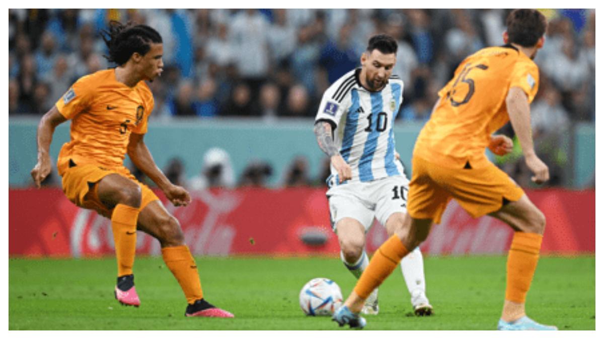lionel-messi-melewati-bek-bek-belanda-di-piala-dunia-2022.jpg