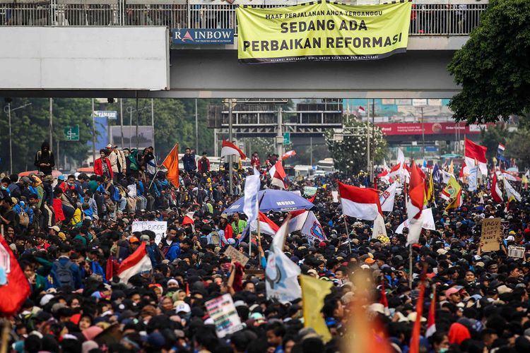 mahasiswa-demo-di-gedung-dpr-lagii.jpg