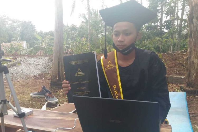 mahasiswa-iain-purwokerto-mengikuti-prosesi-wisuda-virtual-di-makam-ayahnya.jpg