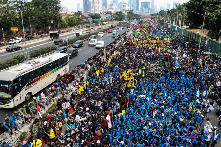 mahasiswa-menyampaikan-orasi-di-depan-gedung-dprmpr-ri.jpg