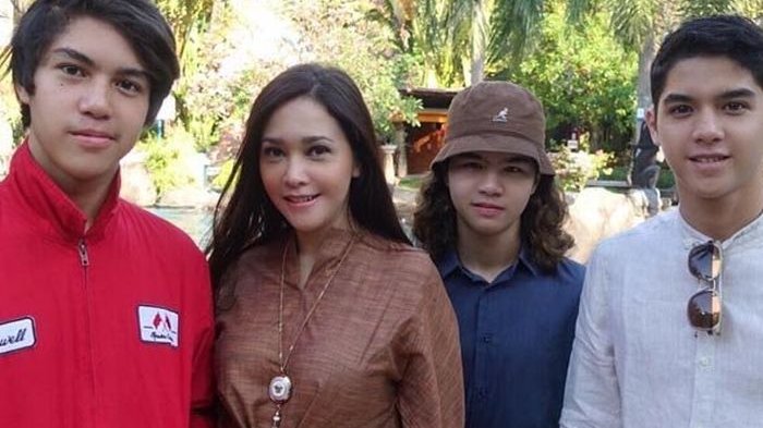 maia-estianty-bersama-ketiga-putranya.jpg