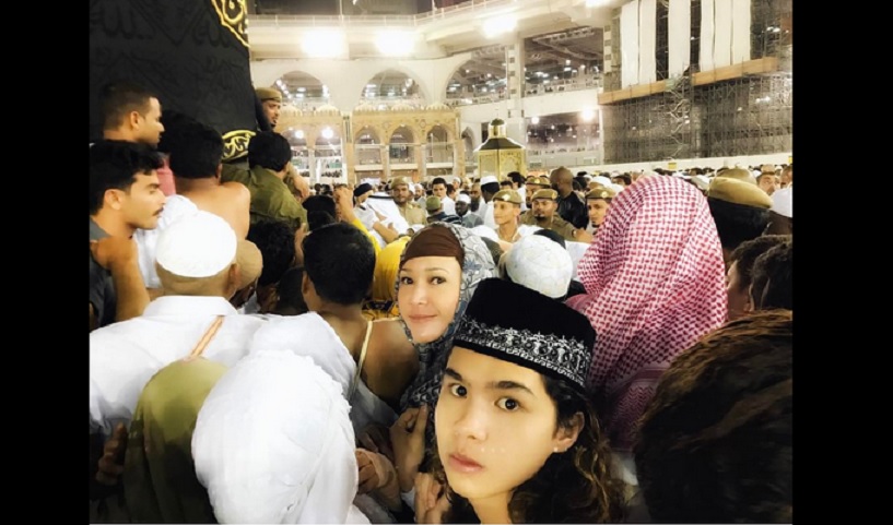 maia-estianty-dan-dul-di-kabah_20170306_141217.jpg