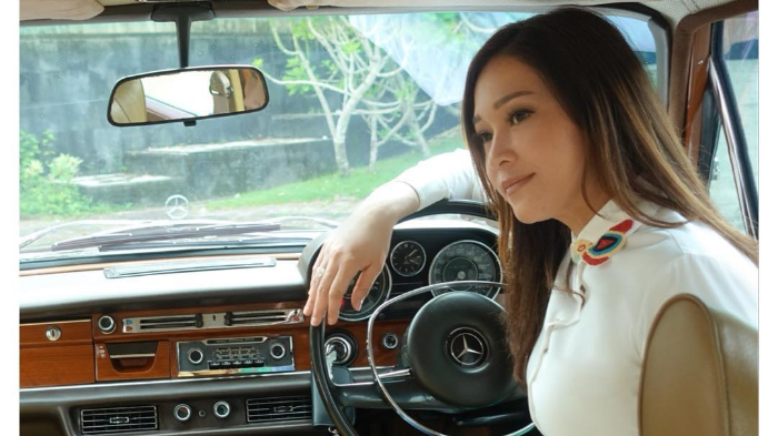 maia-estianty-di-dalam-mobil-klasik-di-bali.jpg