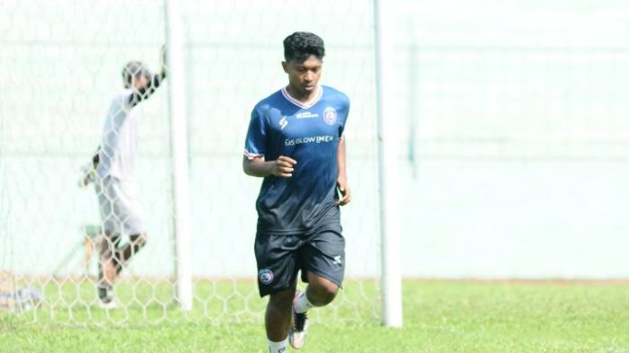 mantan-pemain-borneo-fc-rifad-marasabessy-ikut-dalam-sesi-latihan-arema-fc.jpg