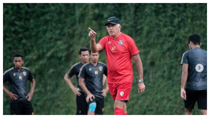 mario-gomez-memimpin-pemusatan-latihan-arema-fc.jpg