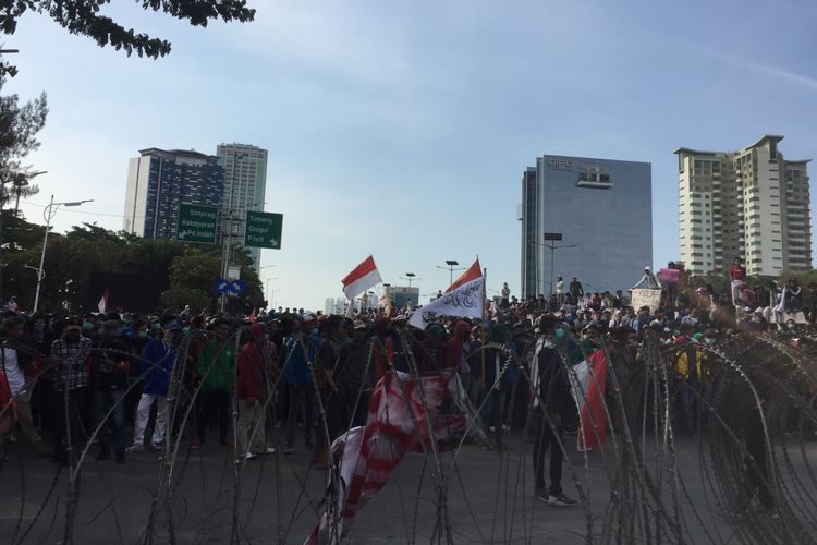masaa-berada-di-flyover-slipi-jakarta-barat-untuk-demo-pada-senin-3092019.jpg