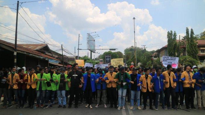 massa-aksi-dari-aliansi-kaltim-bersatu-menggelar-demonstrasi-di-depan-dprd-kaltim.jpg
