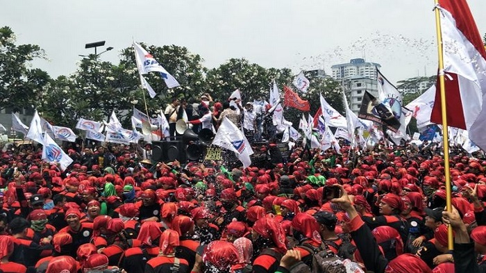 massa-buruh-berdemonstrasi-di-sekitar-gedung-dpr-jakarta-rabu-2102019.jpg