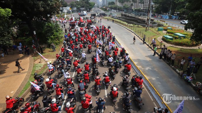 massa-buruh-yang-tergabung-dalam-ksbsi-menggelar-aksi-unjuk-rasa.jpg