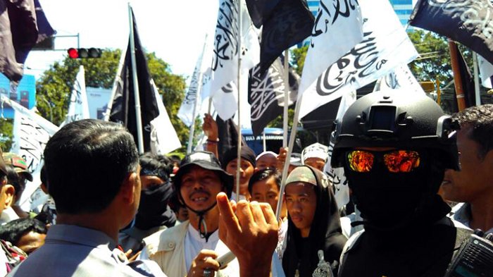 massa-hizbut-tahrir-indonesia-hti_20170508_184050.jpg