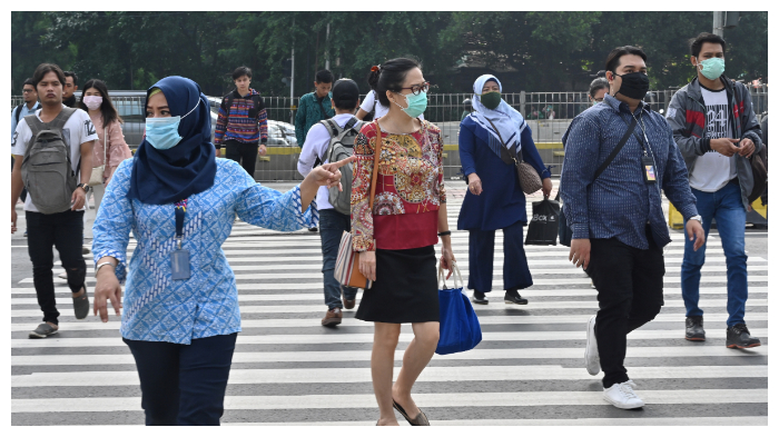 masyarakat-indonesia-yang-dengan-menggenakan-masker-wajah-menyeberang-jalan-di-jakarta.jpg