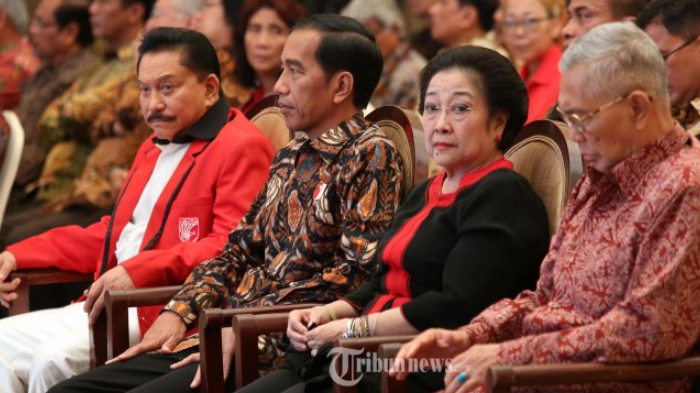 megawati-soekarno-putri-dan-presiden-jokowi_20180601_080146.jpg