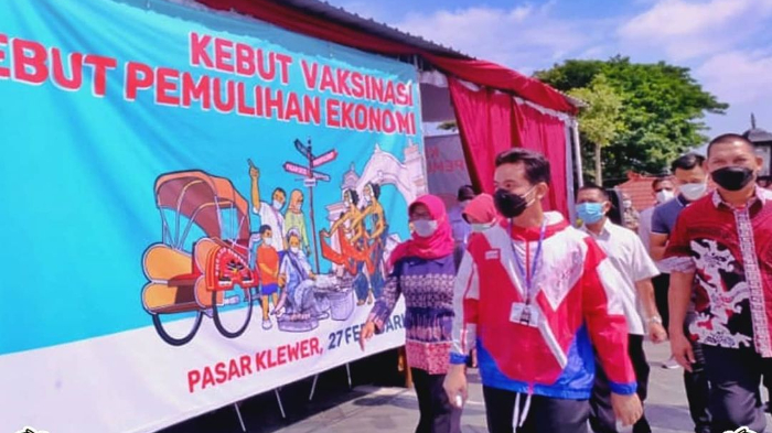meninjau-pelaksanan-vaksinasi-covid-19-di-pasar-klewer-sabtu-2722021.jpg