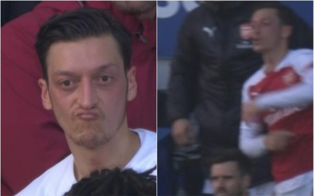 mesut-ozil-terlihat-frustrasi-hingga-melempar-jaket-dari-bangku-cadangan-ke-arah-unai-emery.jpg