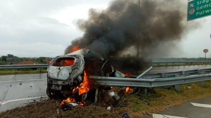 Mobil Ayla Terbakar, Pengemudi Tewas Terbakar setelah Alami Kecelakaan Maut di Tol Solo-Ngawi