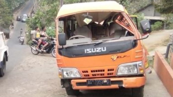 mobil-elf-dari-kediri-tergelincir-di-jombang-dua-penumpang-tewas.jpg